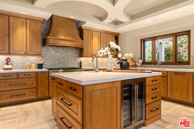 2468 Coldwater Canyon Drive, Beverly Hills CA: https://media.crmls.org/mediaz/37d0c010-91fa-4f27-928c-04d7fa38f5d1.jpg