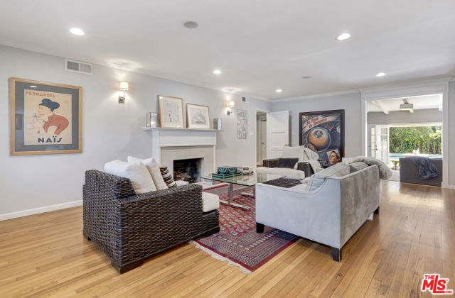 4219 Saugus Avenue, Sherman Oaks CA: https://media.crmls.org/mediaz/37d14ccf-41f3-45cf-bf21-dc7e8e50bd90.jpg