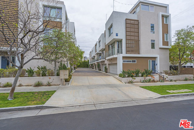 1400 N Fuller Avenue, Los Angeles CA: https://media.crmls.org/mediaz/37d17e6c-350f-4f79-b8d1-be4d953ef3e4.jpg