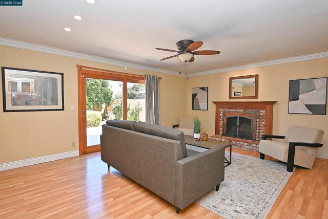 5091 Saint Celestine Ct, Concord CA: https://media.crmls.org/mediaz/37d19224-a7ce-4f4e-8cc2-d6bab606001d.jpg