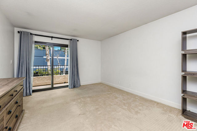 1633 S Bentley Avenue, Los Angeles CA: https://media.crmls.org/mediaz/37d1ab3a-7221-49a1-98fb-68fec182e95e.jpg