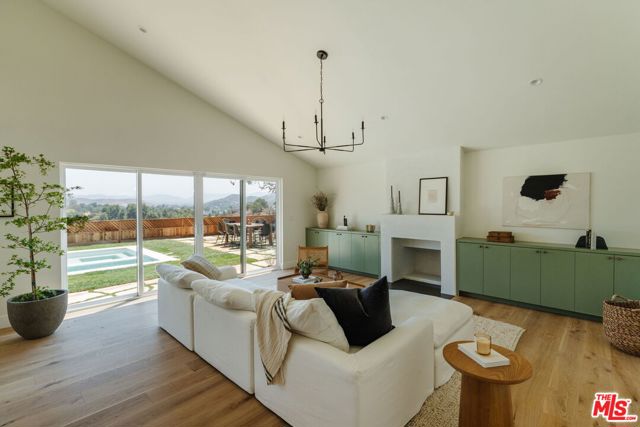 29204 Deep Shadow Drive, Agoura Hills CA: https://media.crmls.org/mediaz/37d1c29c-d722-4722-b5bd-6e6e217b0496.jpg