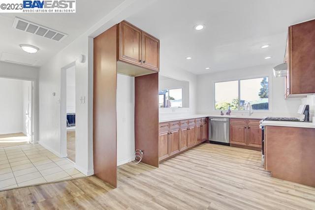 2285 Star Avenue, Castro Valley CA: https://media.crmls.org/mediaz/37d43e40-95ef-4688-931c-51315aa67ac6.jpg