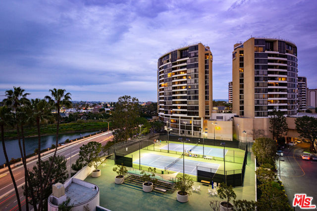 4335 S Marina City Drive, Marina del Rey CA: https://media.crmls.org/mediaz/37d4407b-255f-49ea-b9c4-deeb9e626b0f.jpg