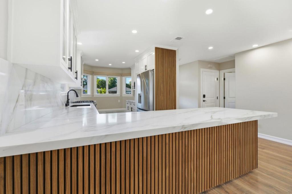 https://media.crmls.org/mediaz/37d4f54b-7fa6-41cd-bf5a-33a2541136eb.jpg?preset=X-Large