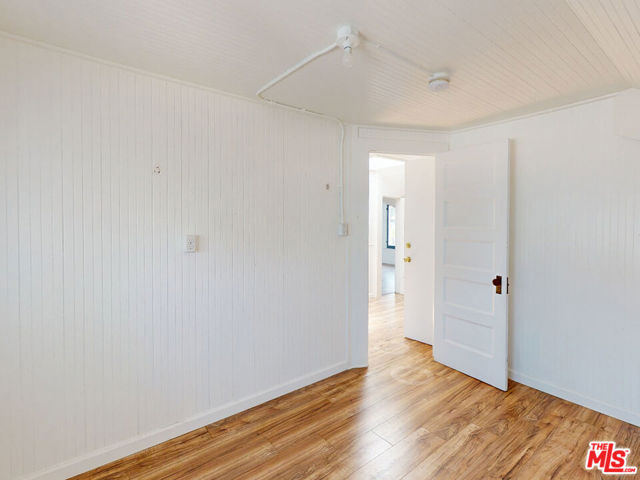 45 Breeze Avenue, Venice CA: https://media.crmls.org/mediaz/37d549ac-883d-4bac-969c-dea1a95a241d.jpg