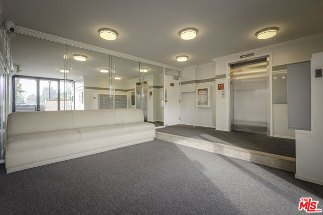 4829 Whitsett Avenue, Valley Village CA: https://media.crmls.org/mediaz/37d6088a-fd43-46c2-83a7-b6700adbdd4f.jpg