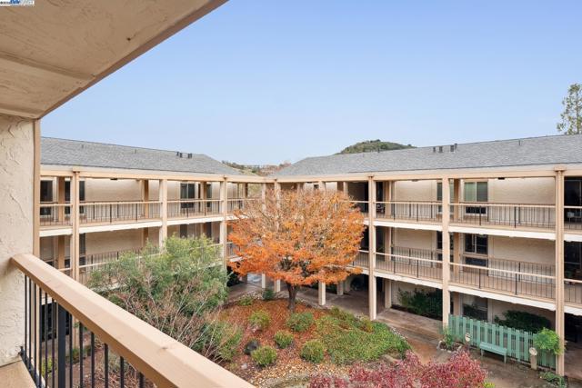 4033 Terra Granada Dr, Walnut Creek CA: https://media.crmls.org/mediaz/37d7155a-1e6c-4210-8b97-e75299e08726.jpg