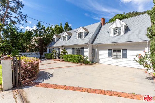 2427 Benedict Canyon Drive, Beverly Hills CA: https://media.crmls.org/mediaz/37d7449f-1714-494e-a2ee-7ef57549d455.jpg