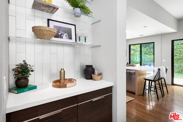 2329 Clement Avenue, Venice CA: https://media.crmls.org/mediaz/37d7c903-09ec-44bb-89a0-2d5e7ca1d182.jpg