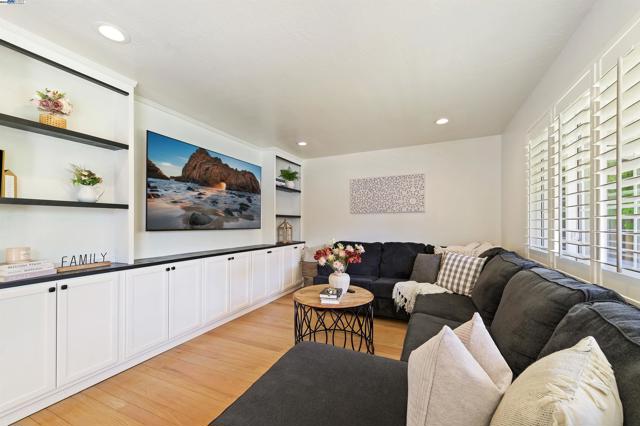 711 Catalina Drive, Livermore CA: https://media.crmls.org/mediaz/37d807c7-b5c9-4ee8-9dfd-a5ac01e25c11.jpg