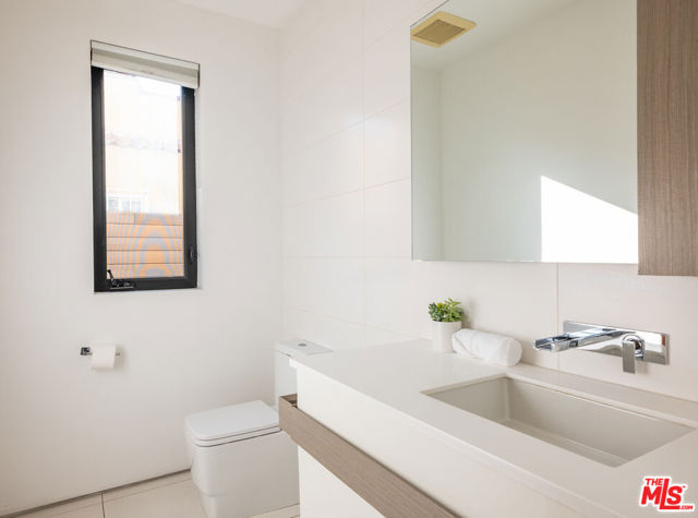 926 N Crescent Heights Boulevard, Los Angeles CA: https://media.crmls.org/mediaz/37d87ada-1b6a-49e4-8e82-8c6fa56cb04a.jpg