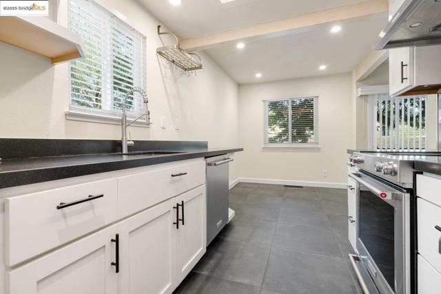 8711 Mountain Blvd, Oakland CA: https://media.crmls.org/mediaz/37d888a3-131e-4a5d-89bd-1fa248cae66b.jpg