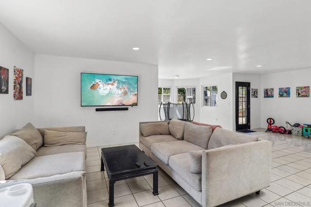 712 Paseo Del Rey, Chula Vista CA: https://media.crmls.org/mediaz/37da69f4-47ed-482e-941b-1b824babbfc7.jpg
