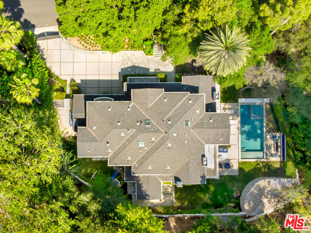 3815 Valley Meadow Road, Encino CA: https://media.crmls.org/mediaz/37db6959-7493-45bb-bab9-2bd1d8139021.jpg