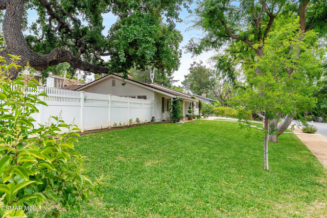 566 Rancho Road, Thousand Oaks CA: https://media.crmls.org/mediaz/37dba958-ff87-48d9-8075-caa422bcb8d0.jpg