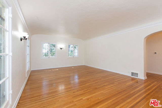 181 S Sycamore Avenue, Los Angeles CA: https://media.crmls.org/mediaz/37dd0f1b-1b50-4de3-a256-b24ebe1dc74f.jpg