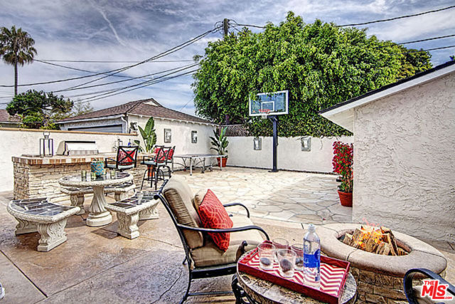 6322 W 78TH Place, Westchester CA: https://media.crmls.org/mediaz/37dd7437-65f0-4525-950d-a6b6a9ef36d5.jpg