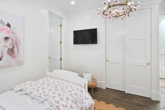 552 G Avenue, Coronado CA: https://media.crmls.org/mediaz/37df7123-5b7e-4e1f-b464-cfb522fe6945.jpg