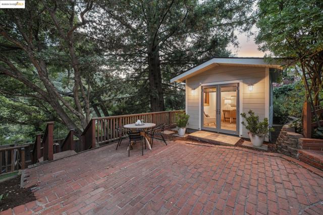 1301 Mountain Blvd, Oakland CA: https://media.crmls.org/mediaz/37e027b4-c0ca-43e0-a736-1b3d3145f5f3.jpg