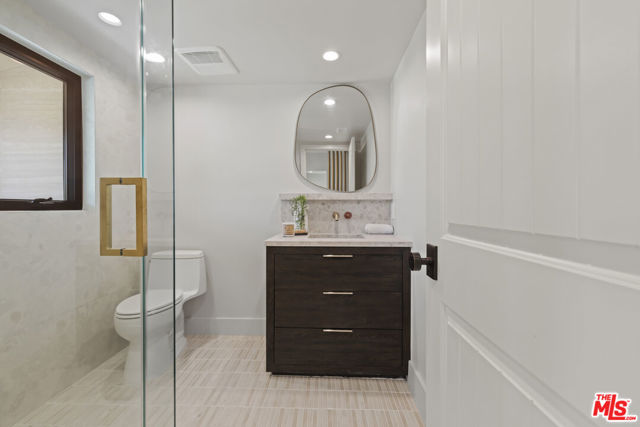 11268 Dona Lola Drive, Studio City CA: https://media.crmls.org/mediaz/37e03caf-17c8-42f6-a0b3-8763fb4fc575.jpg