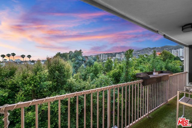 949 N Kings Road, West Hollywood CA: https://media.crmls.org/mediaz/37e0dd71-583e-4552-a131-89b1ccb720bf.jpg
