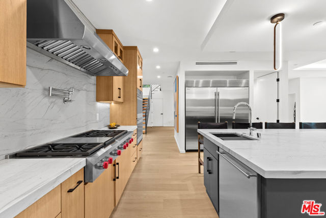 2631 Castle Heights Place, Los Angeles CA: https://media.crmls.org/mediaz/37e0e3aa-3569-4af2-934b-d384f270e5ca.jpg