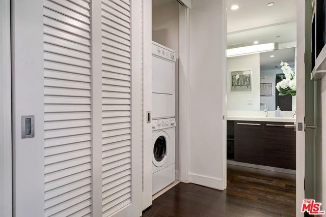 855 N Croft Avenue, Los Angeles CA: https://media.crmls.org/mediaz/37e17666-f315-4f3d-a8f0-a72d9ef06ac4.jpg