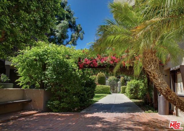 950 N Kings Road, West Hollywood CA: https://media.crmls.org/mediaz/37e255b8-0cc0-4f53-bad1-16b119ad6879.jpg
