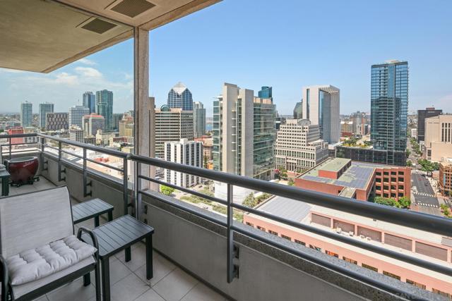 700 Front St, San Diego CA: https://media.crmls.org/mediaz/37e31205-ffcd-4a06-8728-35a78ca59ac0.jpg