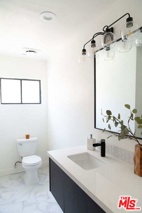 4938 Rosewood Avenue, Los Angeles CA: https://media.crmls.org/mediaz/37e3af35-2bc0-45f1-9c22-1785e82c3d2d.jpg