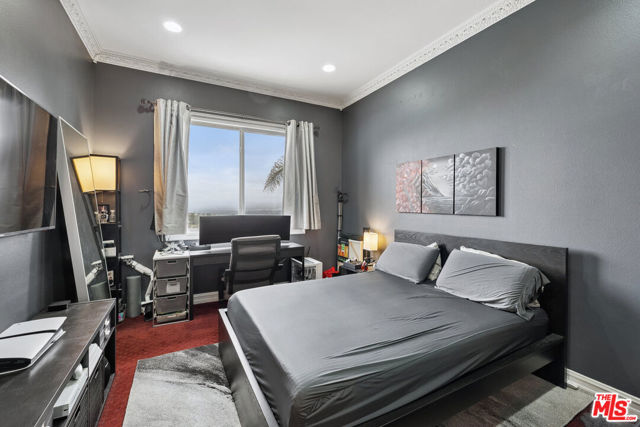 19016 Devonport Lane, Tarzana CA: https://media.crmls.org/mediaz/37e4388a-6415-4be3-bba5-eb5d6828036a.jpg