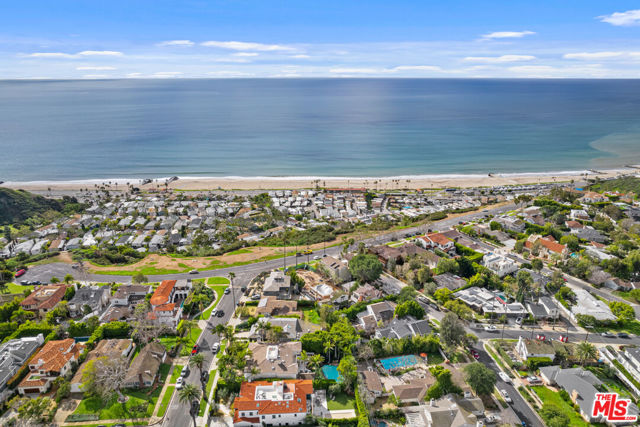 15907 Asilomar Boulevard, Pacific Palisades CA: https://media.crmls.org/mediaz/37e4defd-5511-42f9-bd00-08bbc124ccc6.jpg