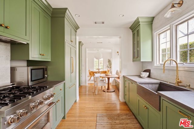 1068 Queen Anne Place, Los Angeles CA: https://media.crmls.org/mediaz/37e4f64d-ae0b-4e80-9039-6a5b9f54e852.jpg