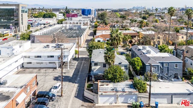 139 N Harper Avenue, Los Angeles CA: https://media.crmls.org/mediaz/37e5a322-93ce-46b3-8c69-8ed44c725161.jpg