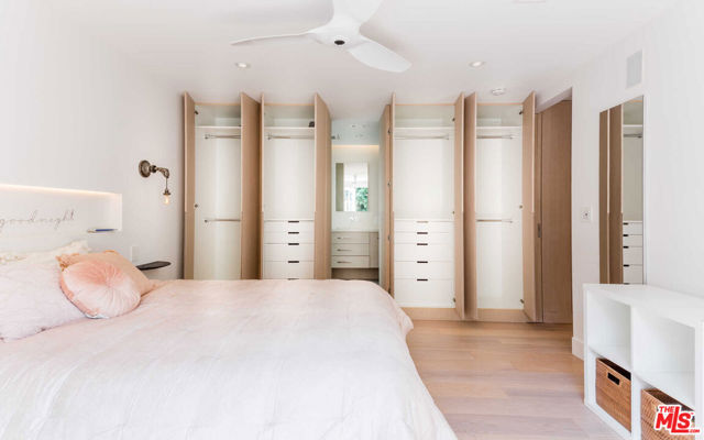 3279 LEDGEWOOD Drive, Los Angeles CA: https://media.crmls.org/mediaz/37e75ea8-b3f5-4051-a86f-11627b5234df.jpg