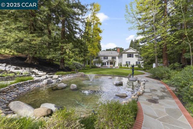 32 Kensington Ct, Alamo CA: https://media.crmls.org/mediaz/37e7630a-9065-4fcc-9939-78adb5bf2dd0.jpg
