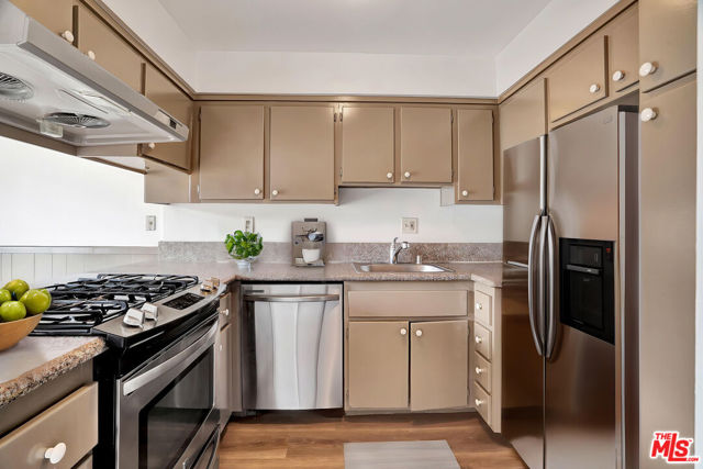 10065 De Soto Avenue, Chatsworth CA: https://media.crmls.org/mediaz/37e85953-b8d9-4154-ba35-3caeb5337d3d.jpg