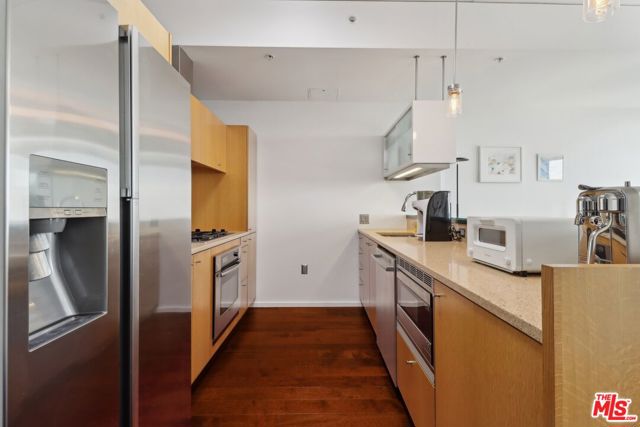 1155 S Grand Avenue, Los Angeles CA: https://media.crmls.org/mediaz/37e8dd55-6a50-4de7-b3e5-c8291a2e844b.jpg