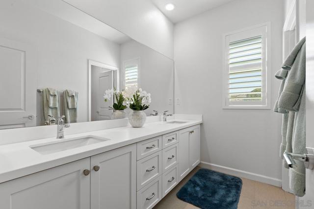 1217 Stockton Pl, Escondido CA: https://media.crmls.org/mediaz/37e8ed72-9fb6-4e6d-8f2f-8e70d25ca14e.jpg