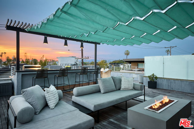 2329 Clement Avenue, Venice CA: https://media.crmls.org/mediaz/37e92949-1670-4599-a9ac-980ac07cb034.jpg