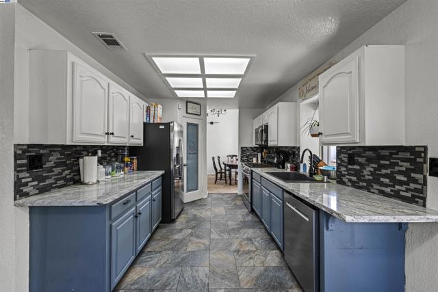 1860 Concannon Dr, Oakley CA: https://media.crmls.org/mediaz/37e9c521-b3ff-458d-98f0-3dab978117b9.jpg