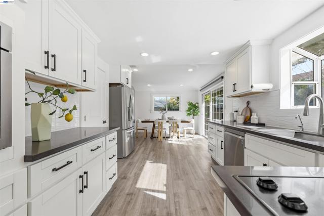 11593 Ladera Ct, Dublin CA: https://media.crmls.org/mediaz/37ea1397-6ed5-4b83-b925-ae3cacc656df.jpg