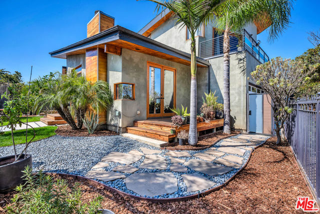 4450 Campbell Drive, Los Angeles CA: https://media.crmls.org/mediaz/37ea427c-4f16-420d-9a1b-84369c28c7f2.jpg