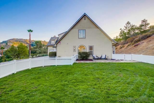 2543 Daisy Ln, Fallbrook CA: https://media.crmls.org/mediaz/37eabd17-04ef-4e6a-9329-ef26bfaa004b.jpg