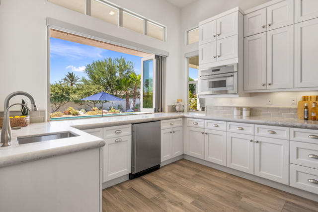 81350 Merv Griffin Way, La Quinta CA: https://media.crmls.org/mediaz/37ebe2c7-8c46-4c53-813e-790a25b56f07.jpg