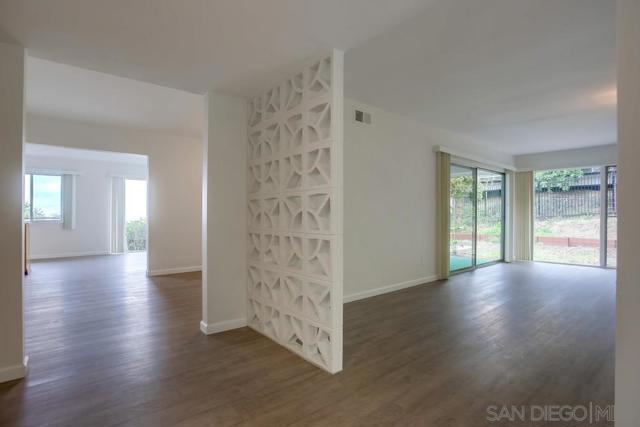 7255 Via Capri, La Jolla CA: https://media.crmls.org/mediaz/37ebe684-e9db-4b78-9042-1d309d0aa572.jpg