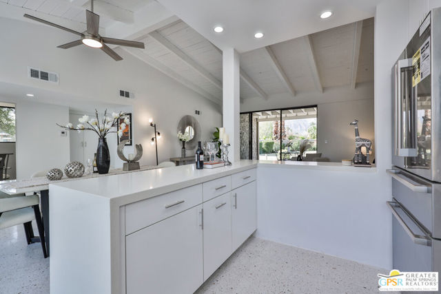 833 N Calle De Flora Vista, Palm Springs CA: https://media.crmls.org/mediaz/37ebf939-dd61-40fe-b6cc-74865ab091a7.jpg