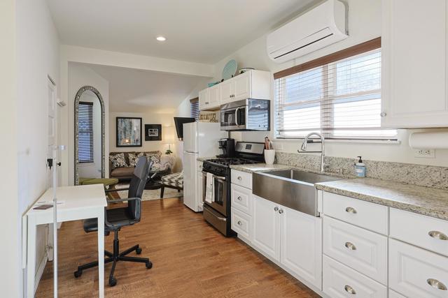 Detail Gallery Image 5 of 21 For 205 .5 C Ave, Coronado,  CA 92118 - 1 Beds | 1 Baths