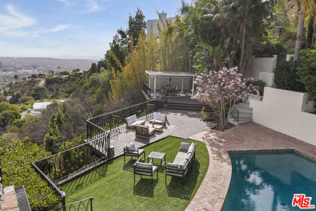 8828 Thrasher Avenue, Los Angeles CA: https://media.crmls.org/mediaz/37ecb457-5565-4142-a5ef-cbf6c0d78f4c.jpg